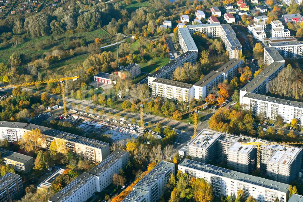 Luftbild Berlin - Herbstluftbild Baustelle zum Neubau eines Seniorenzentrums im Ortsteil Hellersdorf in Berlin, Deutschland