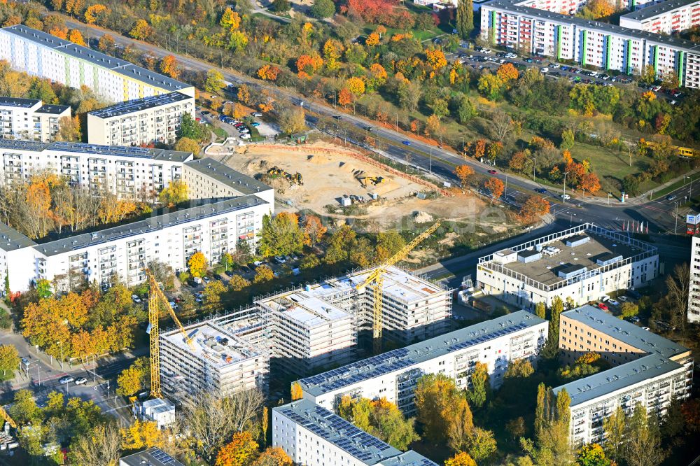 Luftaufnahme Berlin - Herbstluftbild Baustelle zum Neubau eines Seniorenzentrums im Ortsteil Hellersdorf in Berlin, Deutschland