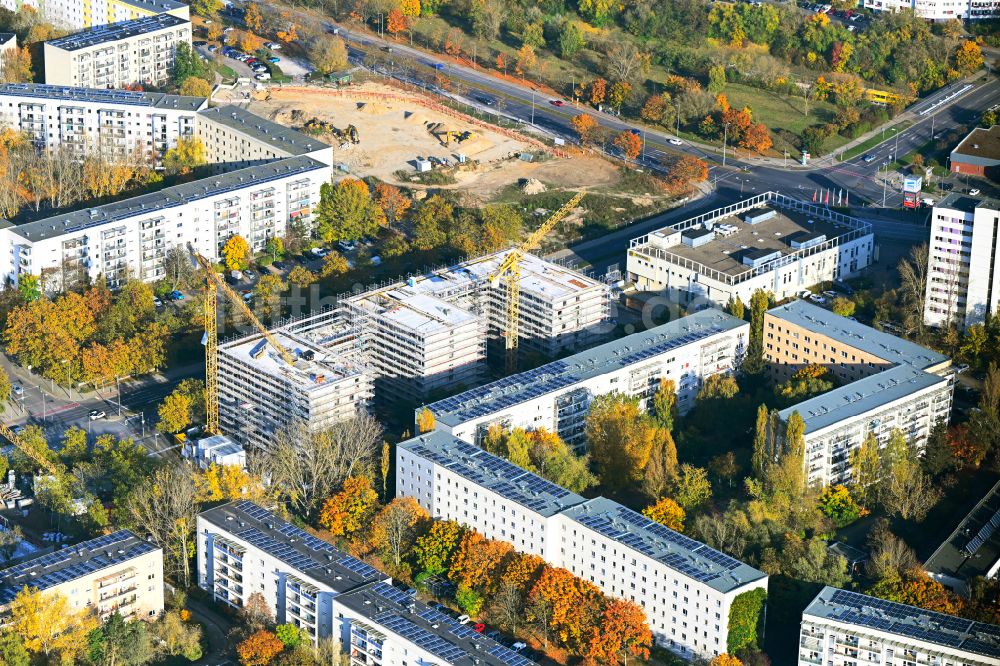 Berlin von oben - Herbstluftbild Baustelle zum Neubau eines Seniorenzentrums im Ortsteil Hellersdorf in Berlin, Deutschland