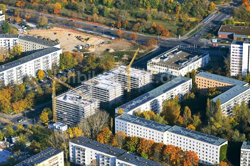 Berlin aus der Vogelperspektive: Herbstluftbild Baustelle zum Neubau eines Seniorenzentrums im Ortsteil Hellersdorf in Berlin, Deutschland