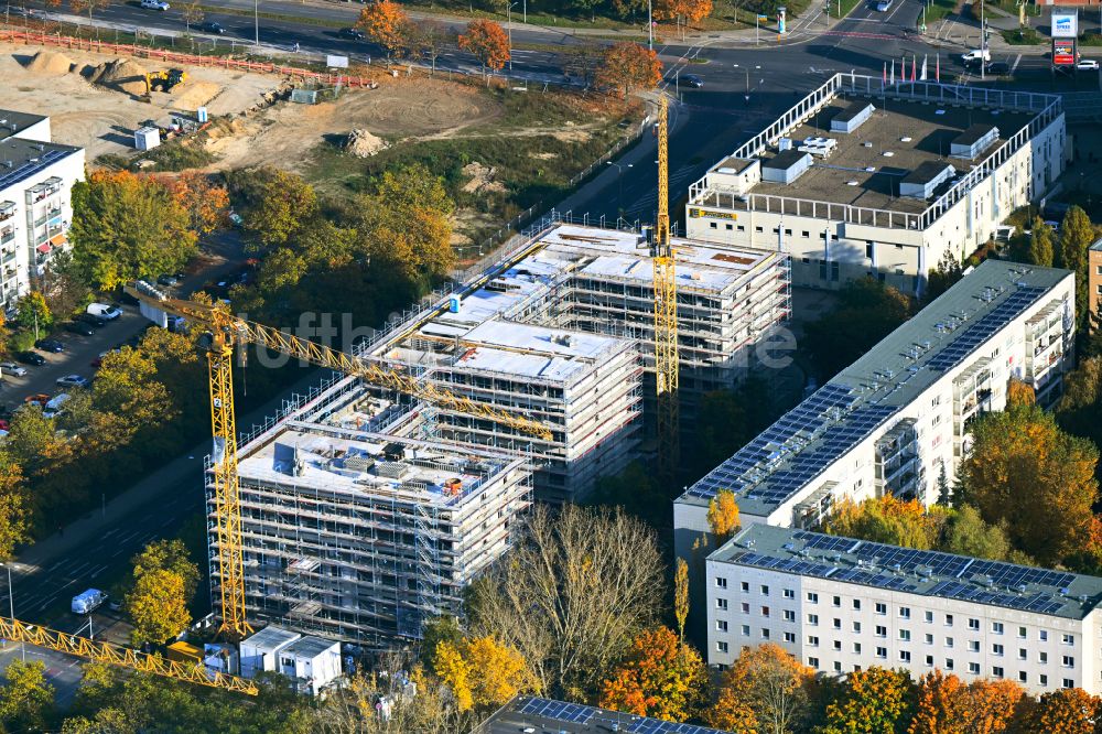 Luftbild Berlin - Herbstluftbild Baustelle zum Neubau eines Seniorenzentrums im Ortsteil Hellersdorf in Berlin, Deutschland