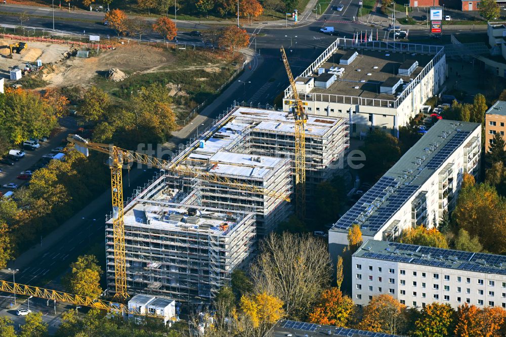 Luftaufnahme Berlin - Herbstluftbild Baustelle zum Neubau eines Seniorenzentrums im Ortsteil Hellersdorf in Berlin, Deutschland