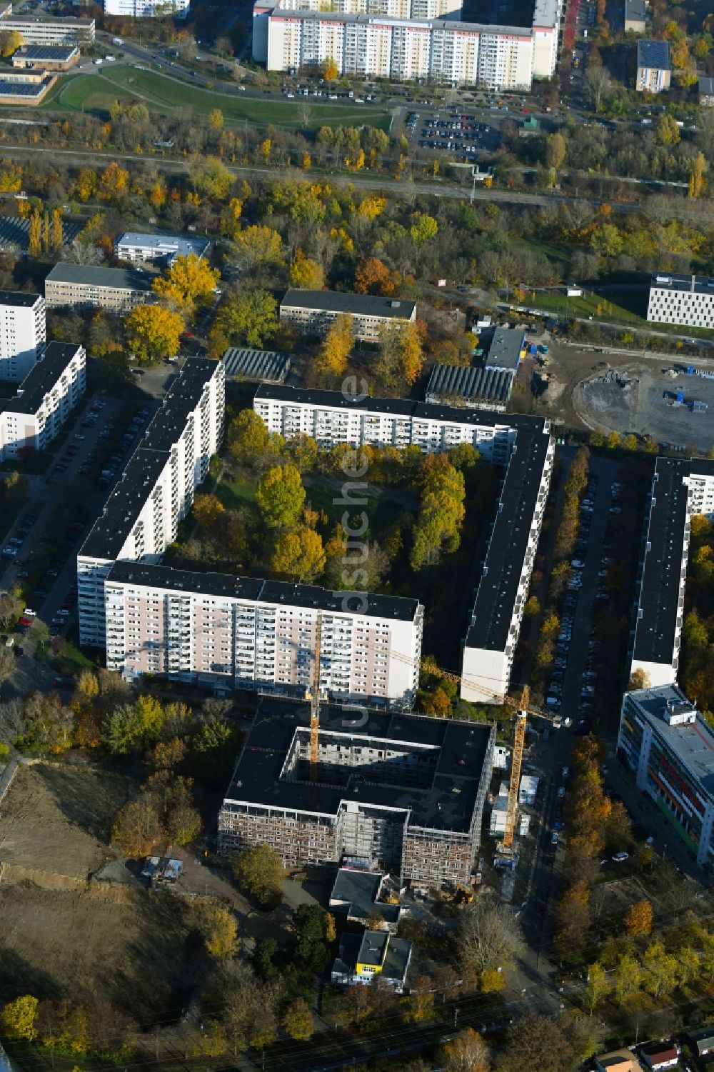 Berlin aus der Vogelperspektive: Herbstluftbild Baustelle zum Neubau eines Wohn- und Geschäftshauses am Mühlengrund im Ortsteil Hohenschönhausen in Berlin, Deutschland