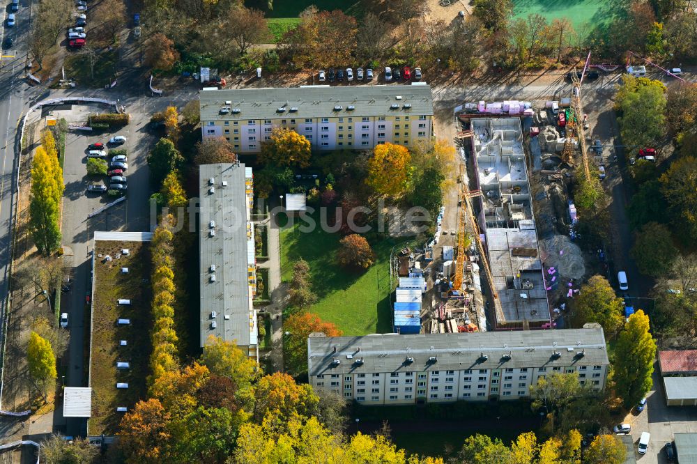 Luftaufnahme Berlin - Herbstluftbild Baustelle zum Neubau eines Wohnhauses an der Hänselstraße in Berlin, Deutschland