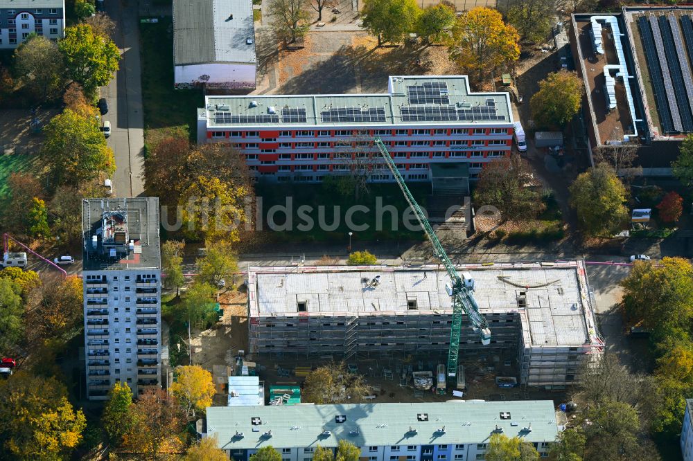 Berlin von oben - Herbstluftbild Baustelle zum Neubau eines Wohnhauses an der Hänselstraße in Berlin, Deutschland