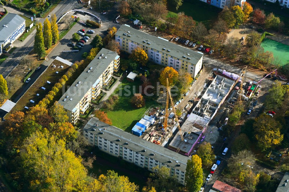 Berlin aus der Vogelperspektive: Herbstluftbild Baustelle zum Neubau eines Wohnhauses an der Hänselstraße in Berlin, Deutschland