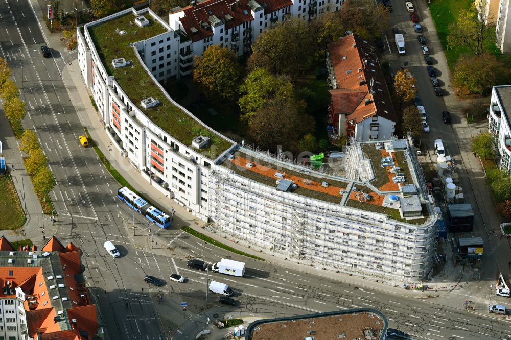 Luftaufnahme München - Herbstluftbild Baustelle zum Neubau eines Wohnhauses im Ortsteil Pasing-Obermenzing in München im Bundesland Bayern, Deutschland