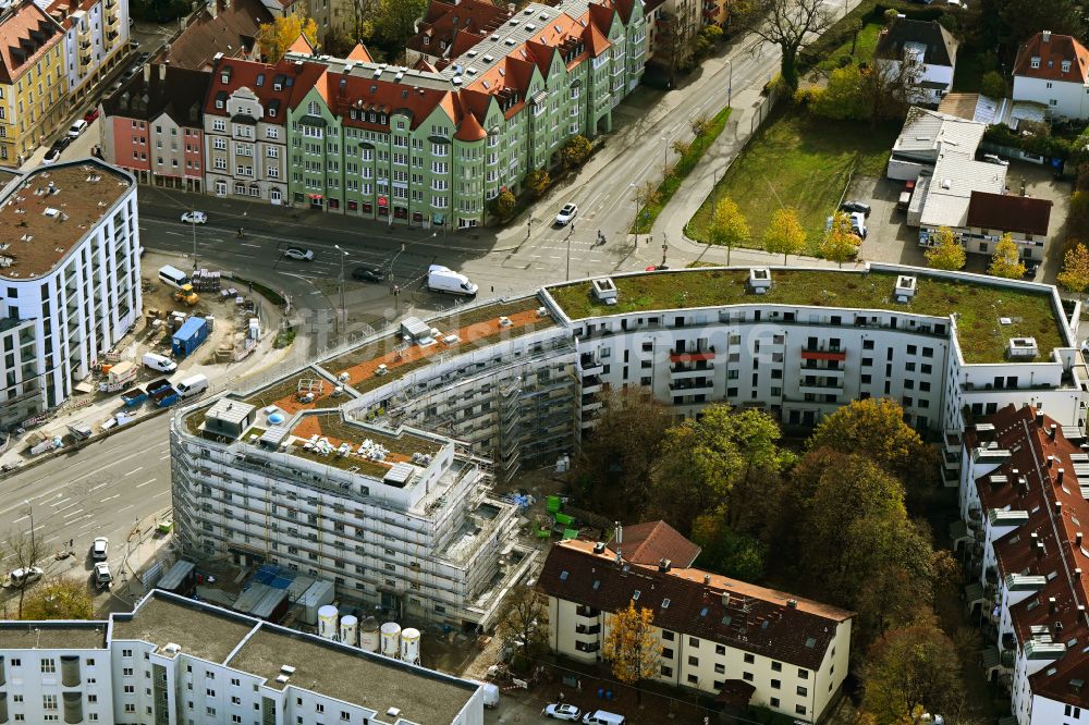 München aus der Vogelperspektive: Herbstluftbild Baustelle zum Neubau eines Wohnhauses im Ortsteil Pasing-Obermenzing in München im Bundesland Bayern, Deutschland