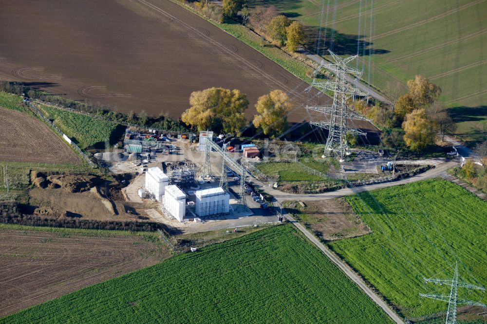 Göttingen von oben - Herbstluftbild Baustelle zur Strommast- Montage in Göttingen im Bundesland Niedersachsen, Deutschland