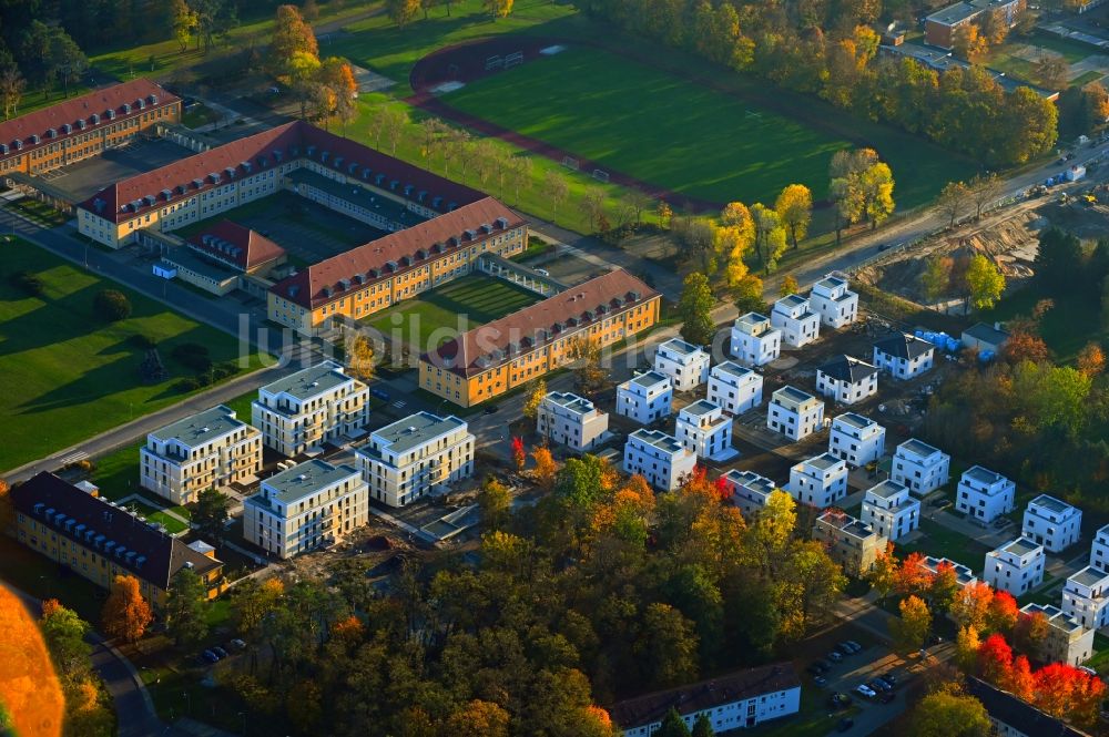 Luftbild Berlin - Herbstluftbild Baustellen zum Neubau- Wohngebiet einer Einfamilienhaus- Siedlung Amberbaumallee - Moorbirkenweg im Ortsteil Kladow in Berlin, Deutschland