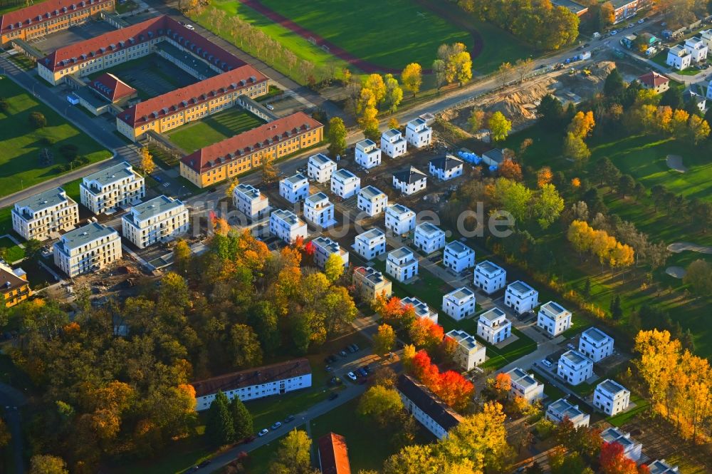 Luftaufnahme Berlin - Herbstluftbild Baustellen zum Neubau- Wohngebiet einer Einfamilienhaus- Siedlung Amberbaumallee - Moorbirkenweg im Ortsteil Kladow in Berlin, Deutschland