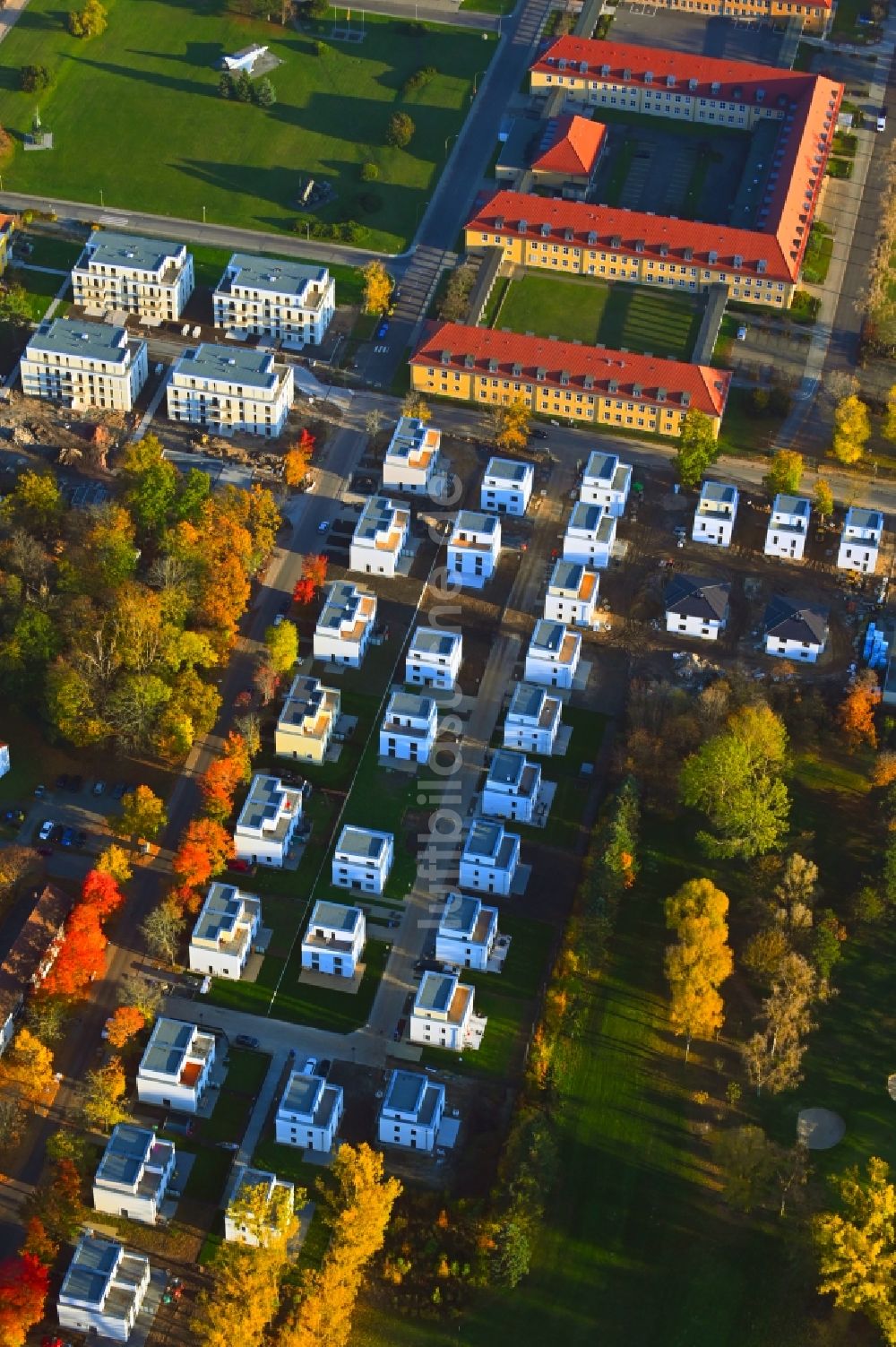 Luftbild Berlin - Herbstluftbild Baustellen zum Neubau- Wohngebiet einer Einfamilienhaus- Siedlung Amberbaumallee - Moorbirkenweg im Ortsteil Kladow in Berlin, Deutschland