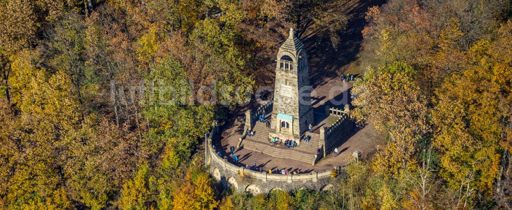 Bommern aus der Vogelperspektive: Herbstluftbild Bauwerk des Aussichtsturmes Berger- Denkmal in Bommern im Bundesland Nordrhein-Westfalen, Deutschland