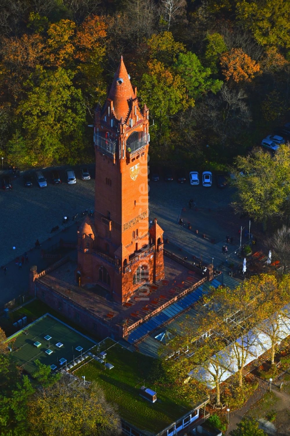 Luftaufnahme Berlin - Herbstluftbild Bauwerk des Aussichtsturmes Grunewaldturm auf dem Karlsberg im Ortsteil Grunewald in Berlin, Deutschland