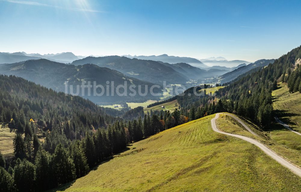 Luftbild Balderschwang - Herbstluftbild von den Bergen der Hörnerkette Oberhalb von Balderschwang im Allgäu im Bundesland Bayern, Deutschland