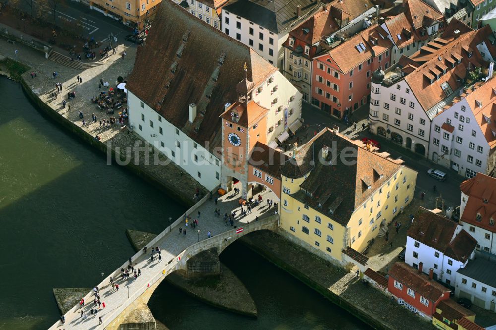 Luftbild Regensburg - Herbstluftbild Brückturm an der Steinerne Brücke über die Donau in Regensburg im Bundesland Bayern, Deutschland