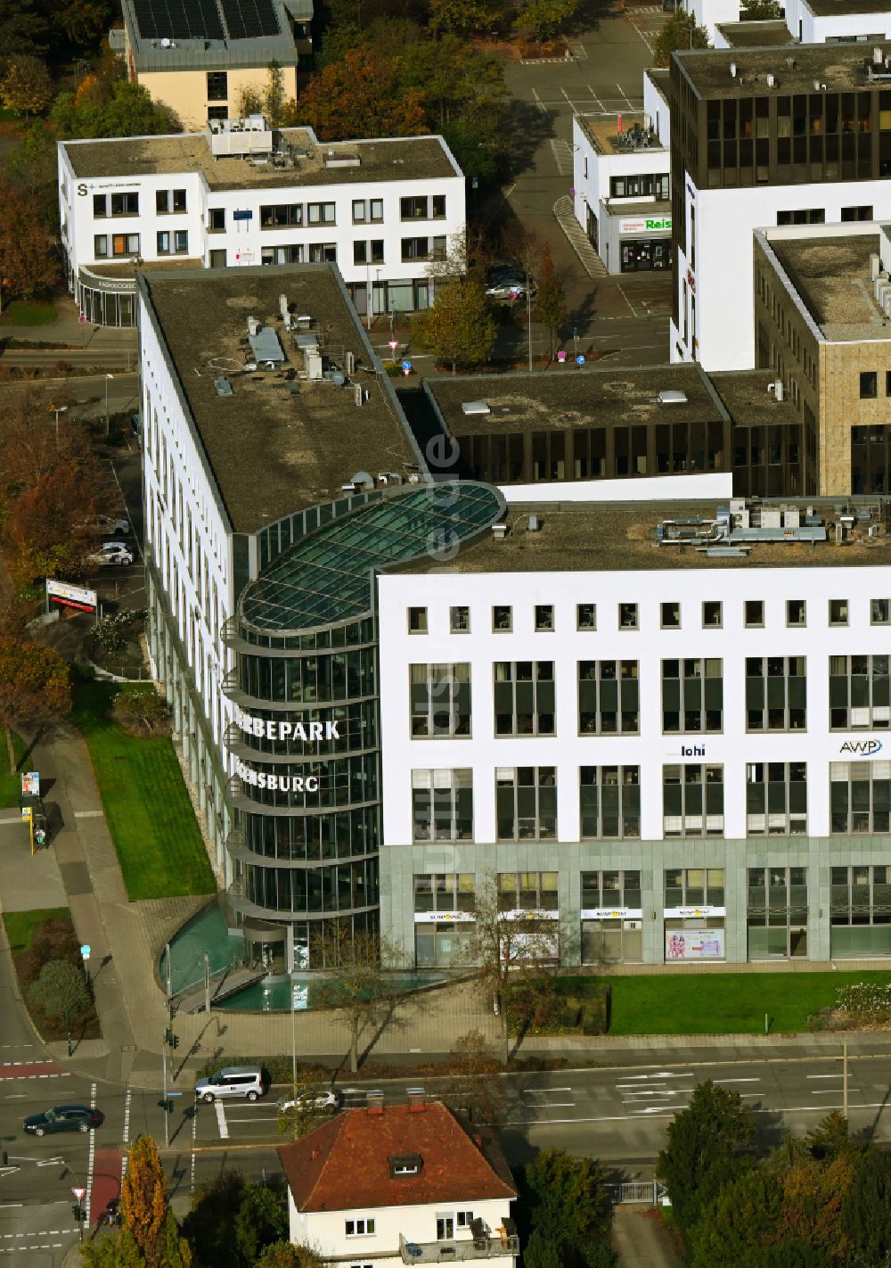 Luftbild Regensburg - Herbstluftbild Bürogebäude des Geschäftshauses Gewerbepark Regensburg in Regensburg im Bundesland Bayern, Deutschland