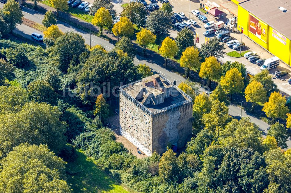 Luftaufnahme Duisburg - Herbstluftbild Bunker- Gebäudekomplex mit Kletterwänden des Kletterverein Duisburg e. V. in Duisburg im Bundesland Nordrhein-Westfalen, Deutschland