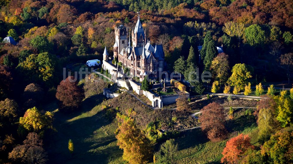 Königswinter aus der Vogelperspektive: Herbstluftbild Burganlage Schloss Drachenburg in Königswinter im Bundesland Nordrhein-Westfalen, Deutschland