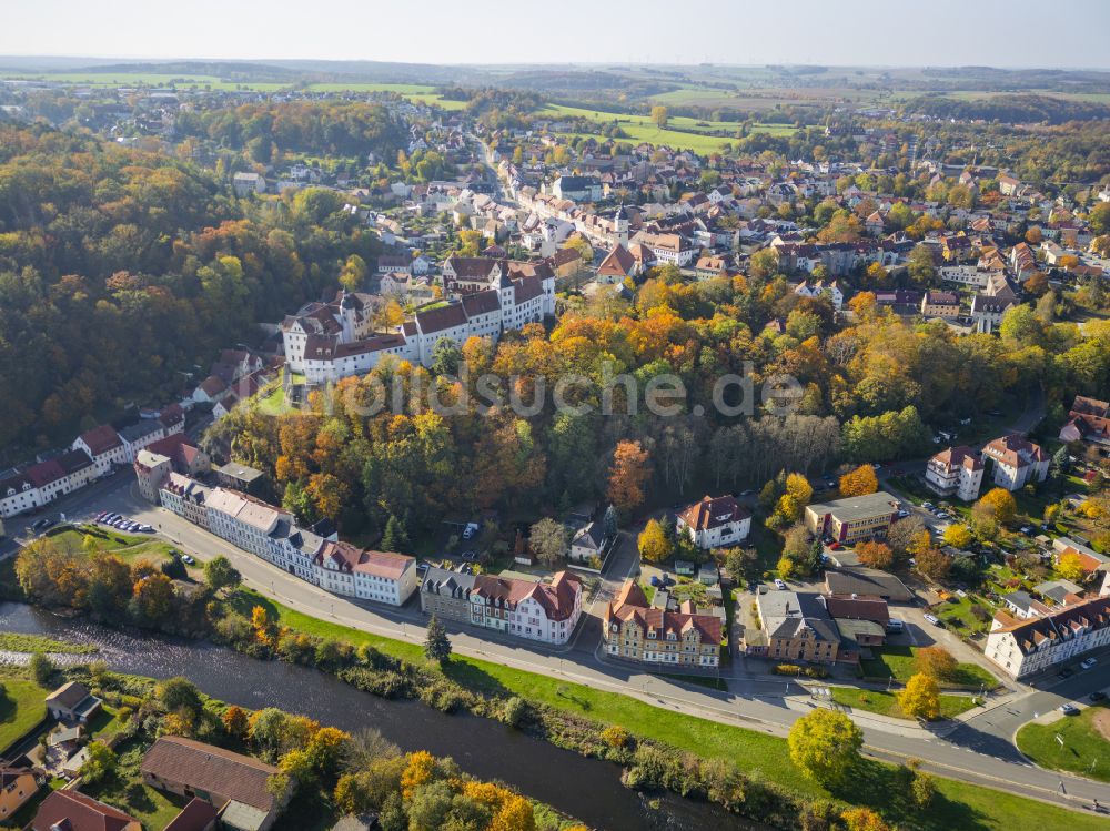 Nossen von oben - Herbstluftbild Burganlage des Schloss Nossen in Nossen im Bundesland Sachsen, Deutschland