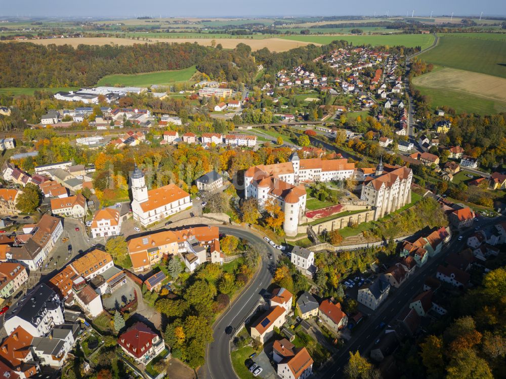 Nossen von oben - Herbstluftbild Burganlage des Schloss Nossen in Nossen im Bundesland Sachsen, Deutschland