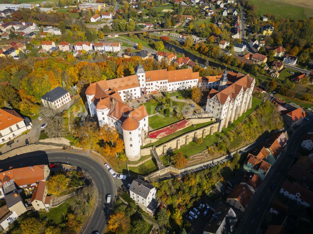 Nossen aus der Vogelperspektive: Herbstluftbild Burganlage des Schloss Nossen in Nossen im Bundesland Sachsen, Deutschland