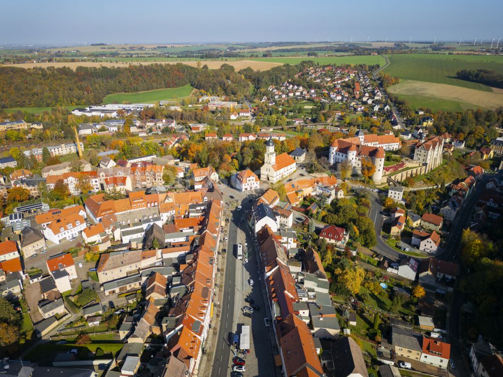 Nossen von oben - Herbstluftbild Burganlage des Schloss Nossen in Nossen im Bundesland Sachsen, Deutschland