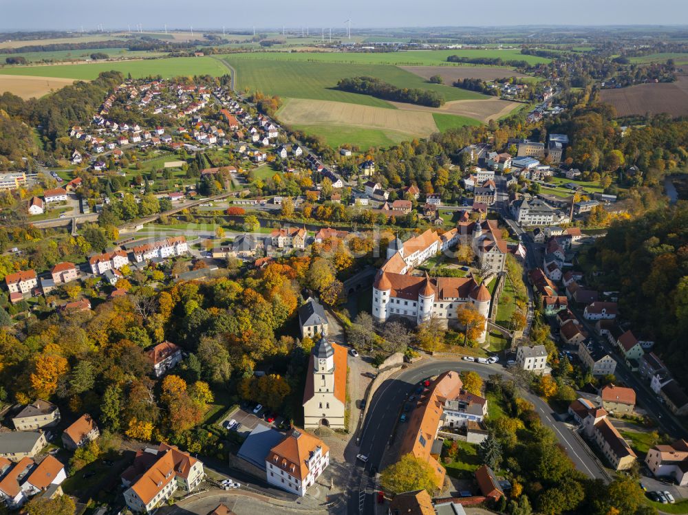 Nossen aus der Vogelperspektive: Herbstluftbild Burganlage des Schloss Nossen in Nossen im Bundesland Sachsen, Deutschland