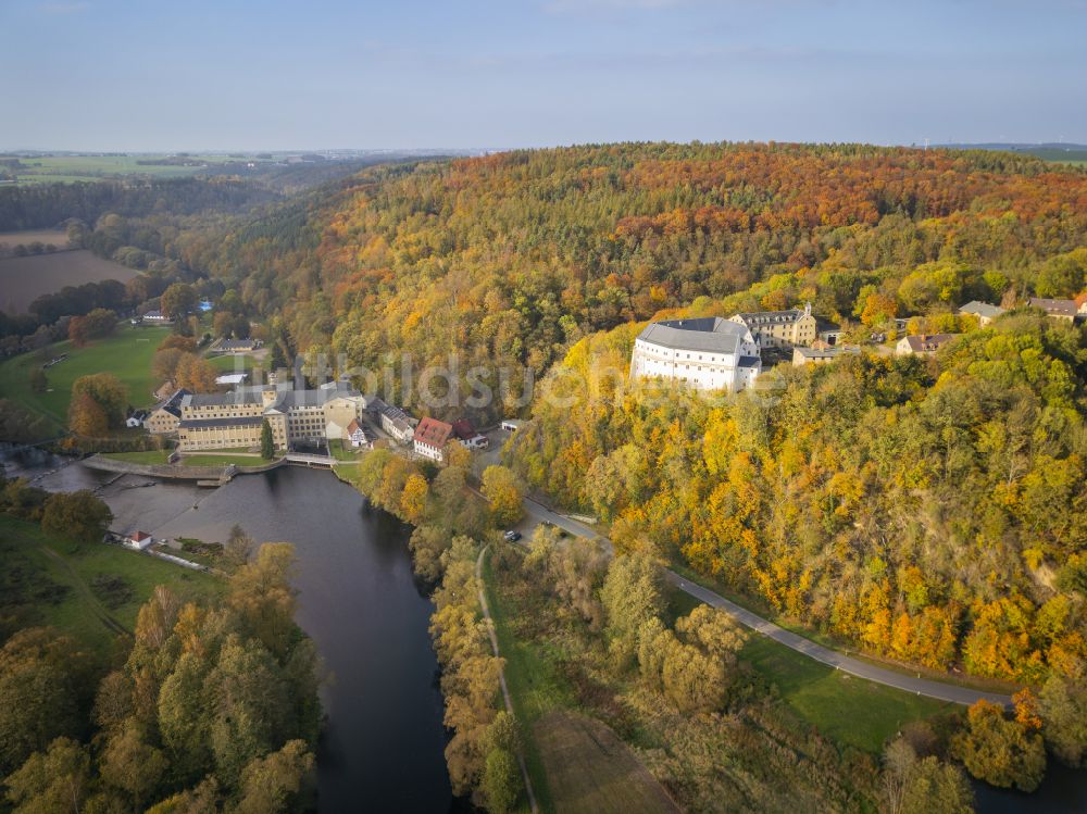 Frankenberg von oben - Herbstluftbild Burganlage des Schloss Sachsenburg in Frankenberg im Bundesland Sachsen, Deutschland