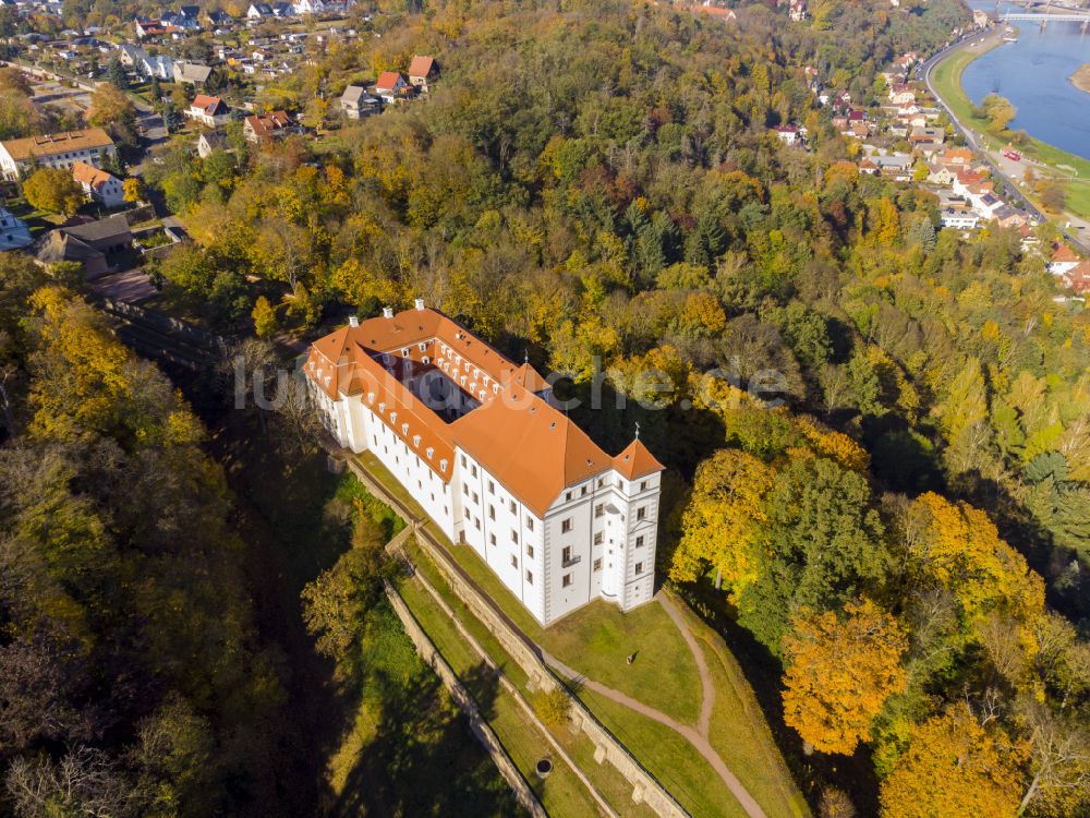 Luftaufnahme Meißen - Herbstluftbild Burganlage des Schloss Schloß Siebeneichen in Meißen im Bundesland Sachsen, Deutschland