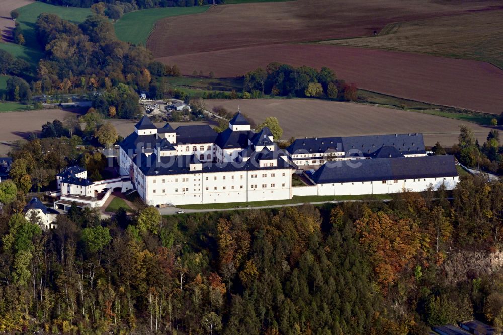 Augustusburg von oben - Herbstluftbild Burganlage des Schloss und Schlosstheater in Augustusburg im Bundesland Sachsen