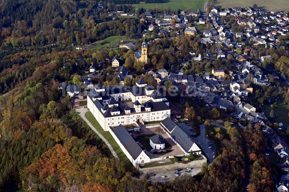 Augustusburg aus der Vogelperspektive: Herbstluftbild Burganlage des Schloss und Schlosstheater in Augustusburg im Bundesland Sachsen