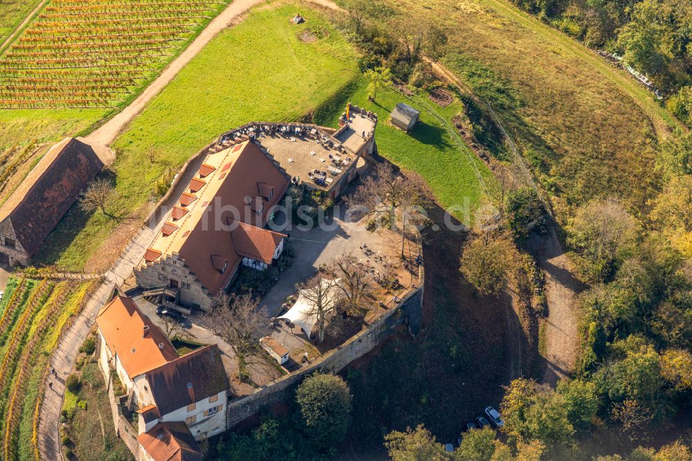 Luftaufnahme Durbach - Herbstluftbild Burganlage des Schloss Staufenberg in Durbach im Bundesland Baden-Württemberg, Deutschland