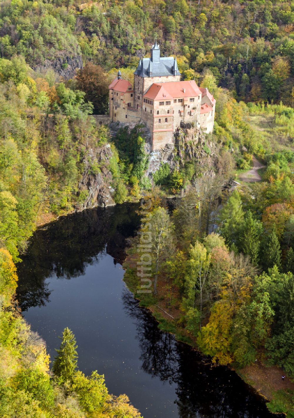 Kriebstein aus der Vogelperspektive: Herbstluftbild Burgmauern in Kriebstein im Bundesland Sachsen, Deutschland