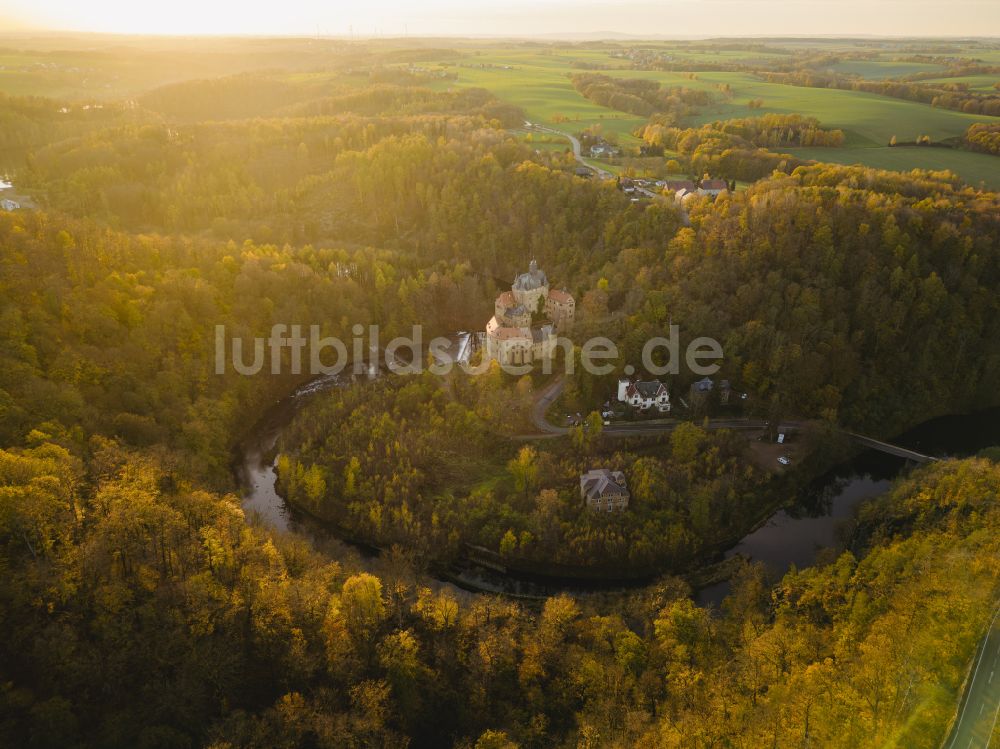 Kriebstein aus der Vogelperspektive: Herbstluftbild Burgmauern in Kriebstein im Bundesland Sachsen, Deutschland