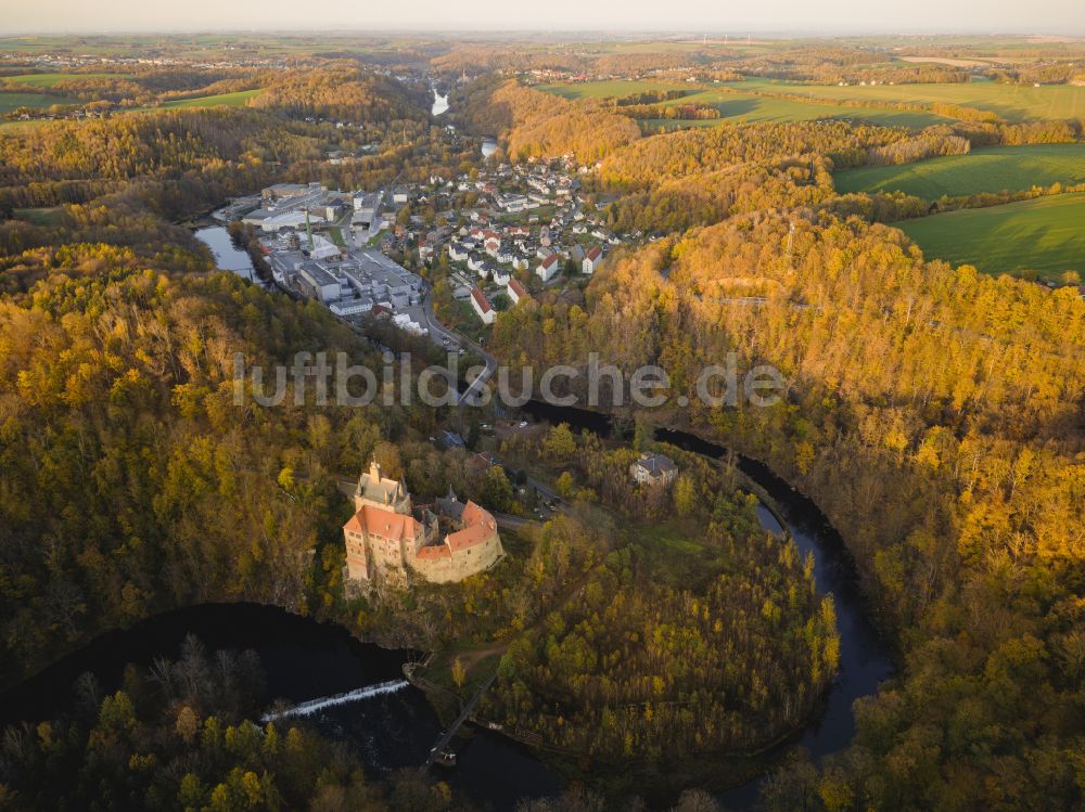 Kriebstein von oben - Herbstluftbild Burgmauern in Kriebstein im Bundesland Sachsen, Deutschland