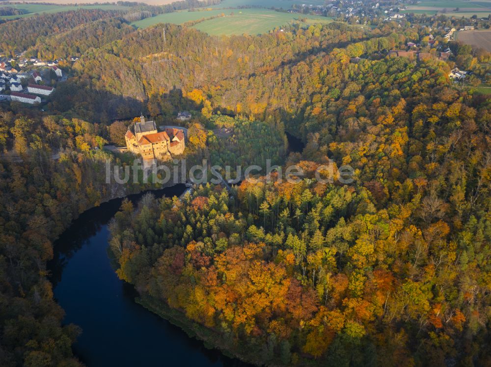 Kriebstein aus der Vogelperspektive: Herbstluftbild Burgmauern in Kriebstein im Bundesland Sachsen, Deutschland