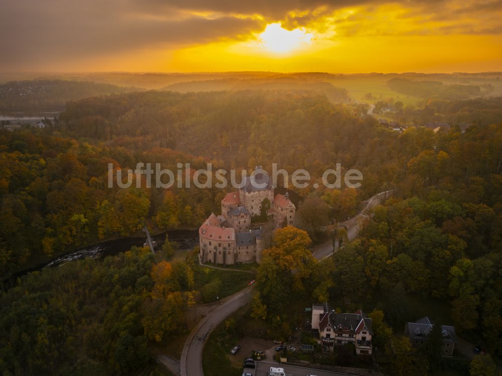 Kriebstein aus der Vogelperspektive: Herbstluftbild Burgmauern in Kriebstein im Bundesland Sachsen, Deutschland