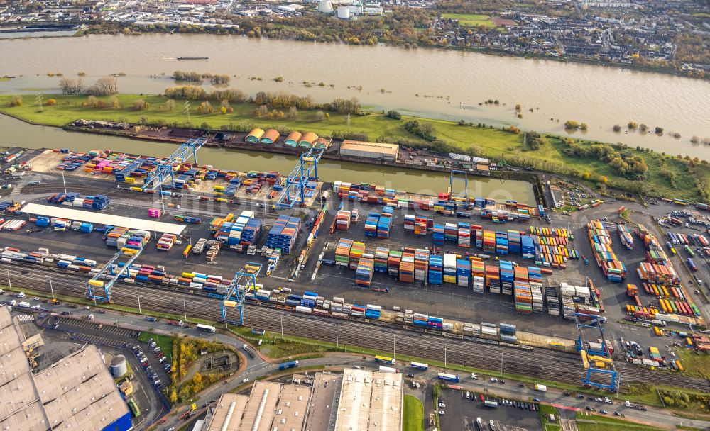 Luftbild Duisburg - Herbstluftbild Containerterminal im Containerhafen des Binnenhafen am Rhein bei Hochwasser im Ortsteil Friemersheim in Duisburg im Bundesland Nordrhein-Westfalen, Deutschland