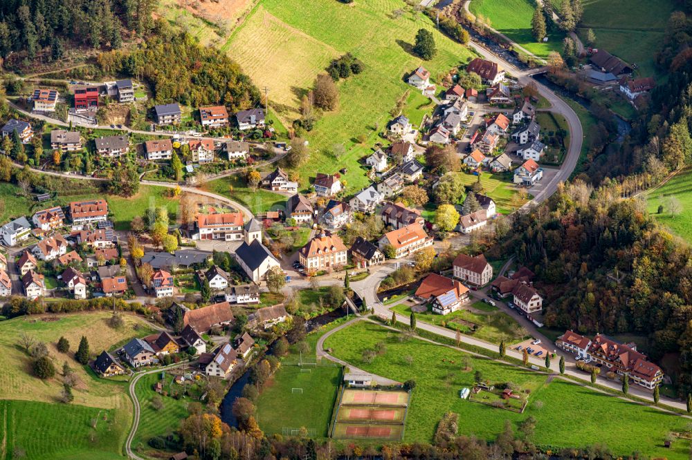 Oberwolfach von oben - Herbstluftbild Dorf - Ansicht am Rande Waldgebieten Ortsteil Walke in Oberwolfach im Bundesland Baden-Württemberg, Deutschland