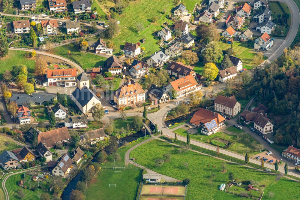 Oberwolfach von oben - Herbstluftbild Dorf - Ansicht am Rande Waldgebieten Ortsteil Walke in Oberwolfach im Bundesland Baden-Württemberg, Deutschland