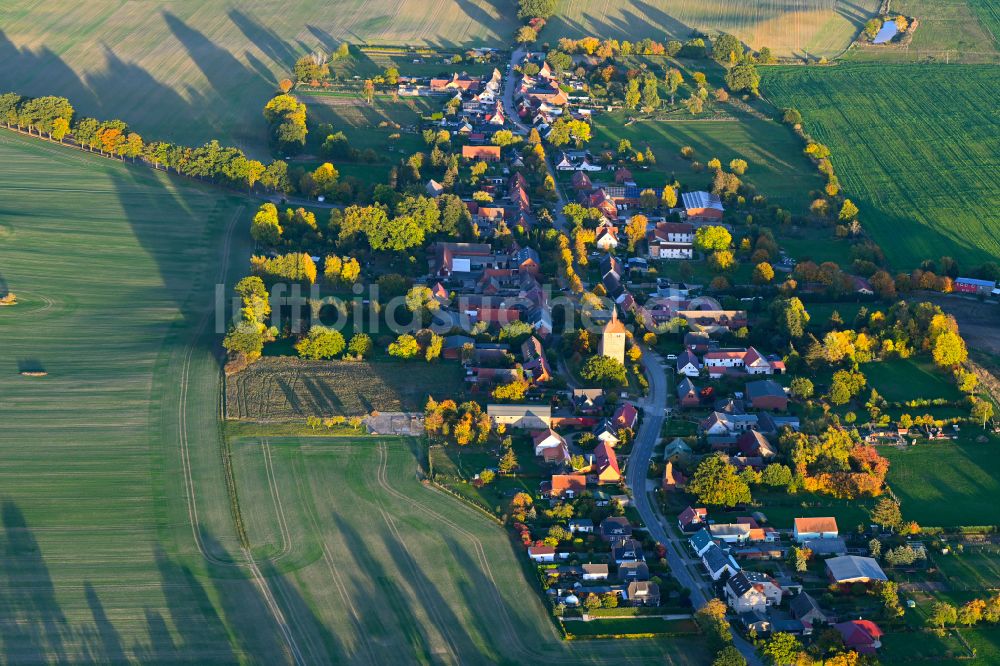 Luftbild Giesensdorf - Herbstluftbild Dorfkern am Feldrand in Giesensdorf im Bundesland Brandenburg, Deutschland