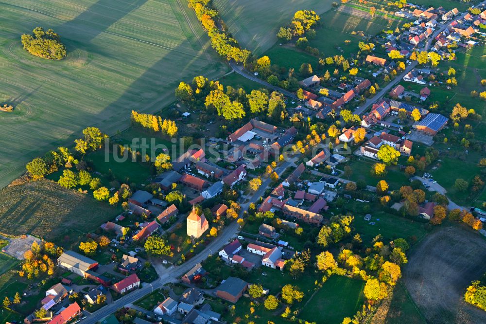 Giesensdorf aus der Vogelperspektive: Herbstluftbild Dorfkern am Feldrand in Giesensdorf im Bundesland Brandenburg, Deutschland