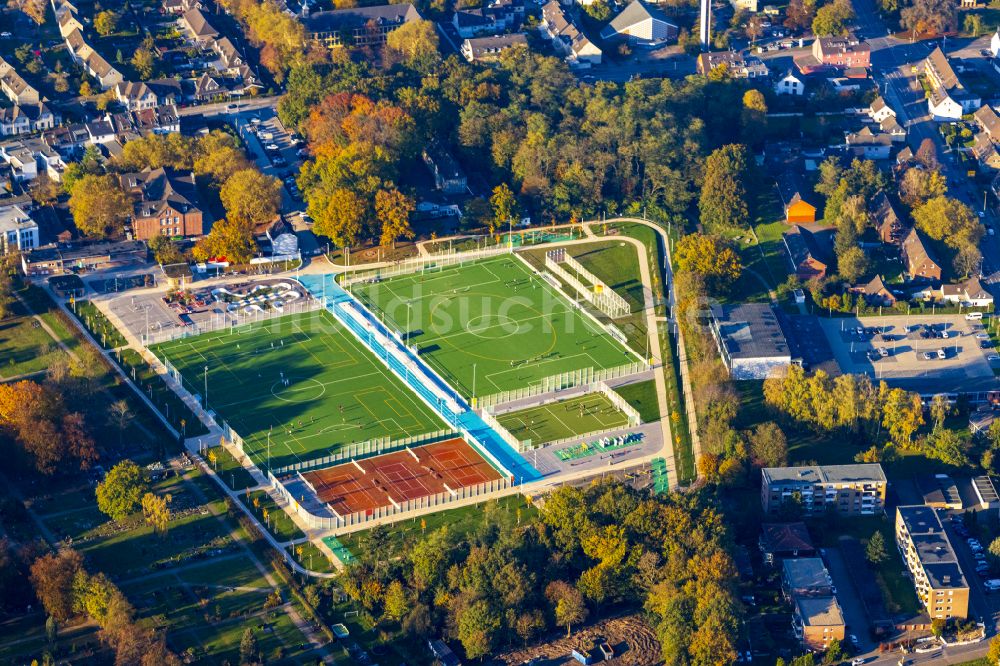 Moers aus der Vogelperspektive: Herbstluftbild Ensemble der Sportplatzanlagen in Moers im Bundesland Nordrhein-Westfalen, Deutschland