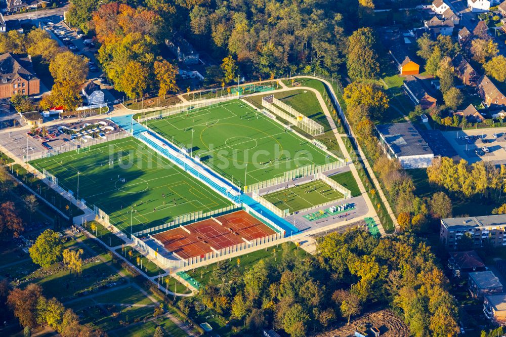 Luftbild Moers - Herbstluftbild Ensemble der Sportplatzanlagen in Moers im Bundesland Nordrhein-Westfalen, Deutschland