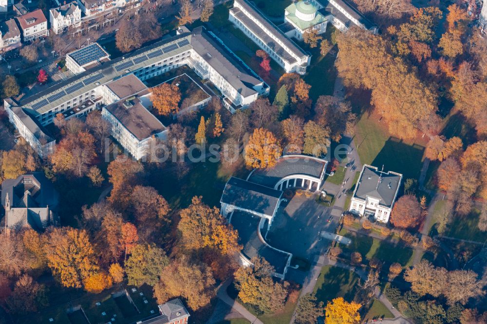 Luftaufnahme Bad Oeynhausen - Herbstluftbild Fassade des Baudenkmales Wandelhalle in Bad Oeynhausen im Bundesland Nordrhein-Westfalen, Deutschland