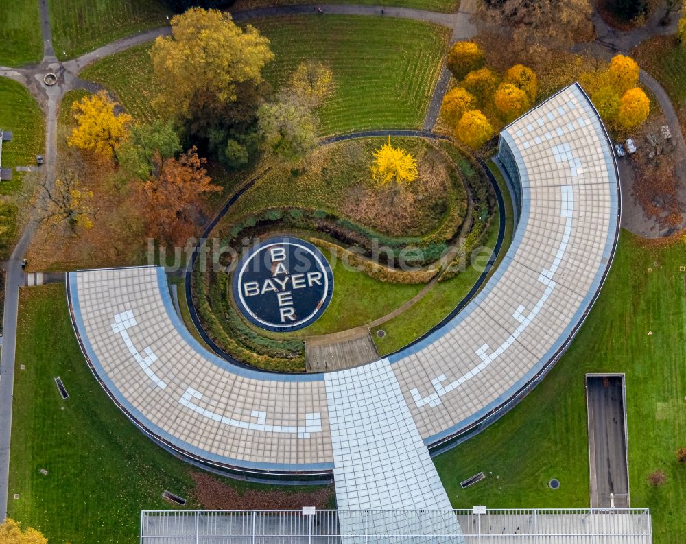 Leverkusen aus der Vogelperspektive: Herbstluftbild Forschungs- Gebäude und Bürokomplex der Bayer Business Services GmbH an der Kaiser-Wilhelm-Allee im Ortsteil Flittard in Leverkusen im Bundesland Nordrhein-Westfalen, Deutschland