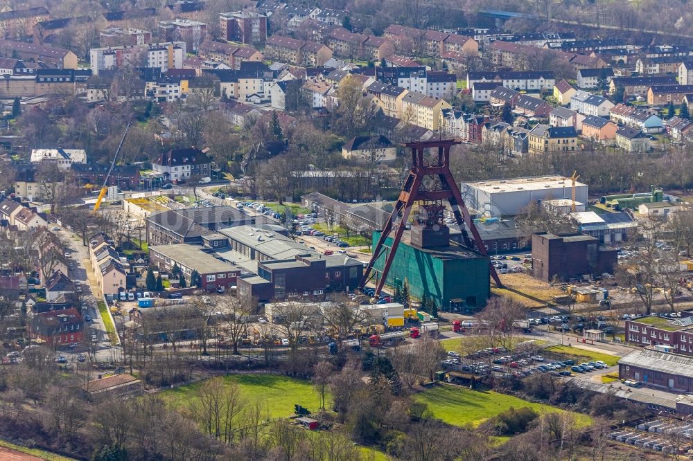 Herne aus der Vogelperspektive: Herbstluftbild Förderanlagen und Bergbau- Schacht- Anlagen am Förderturm der Zeche Pluto im Ortsteil Wanne-Eickel in Herne im Bundesland Nordrhein-Westfalen, Deutschland