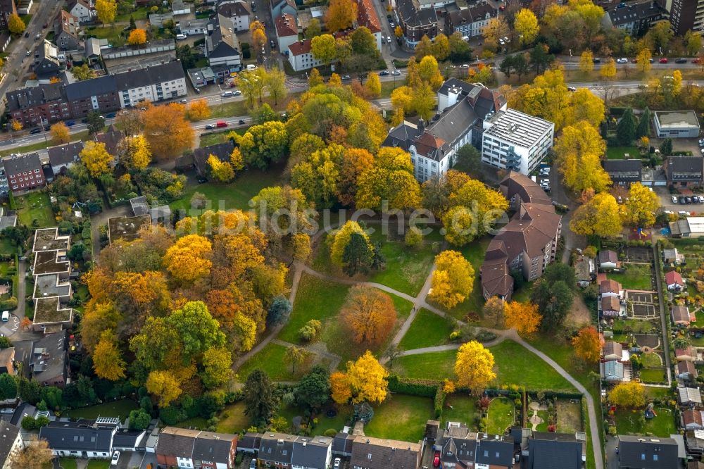 Gladbeck von oben - Herbstluftbild Gebäude des Altersheim - Seniorenresidenz der Diakonisches Werk Gladbeck- Bottrop-Dorsten e.V. Seniorenzentrum Vinzenzheim in Gladbeck im Bundesland Nordrhein-Westfalen