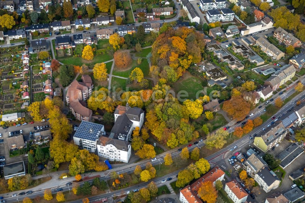 Gladbeck aus der Vogelperspektive: Herbstluftbild Gebäude des Altersheim - Seniorenresidenz der Diakonisches Werk Gladbeck- Bottrop-Dorsten e.V. Seniorenzentrum Vinzenzheim in Gladbeck im Bundesland Nordrhein-Westfalen